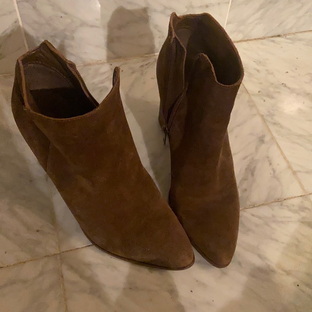 Very chic brown heeled shoes